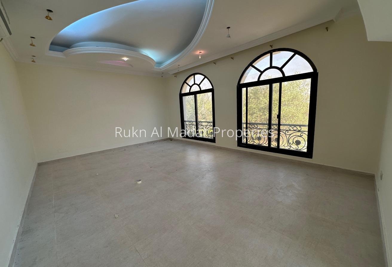 Specious Villa With Big Serivce Block photo 12