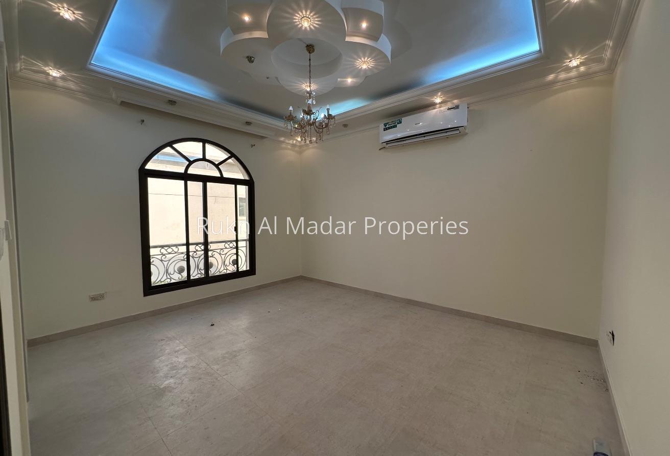 Specious Villa With Big Serivce Block photo 7
