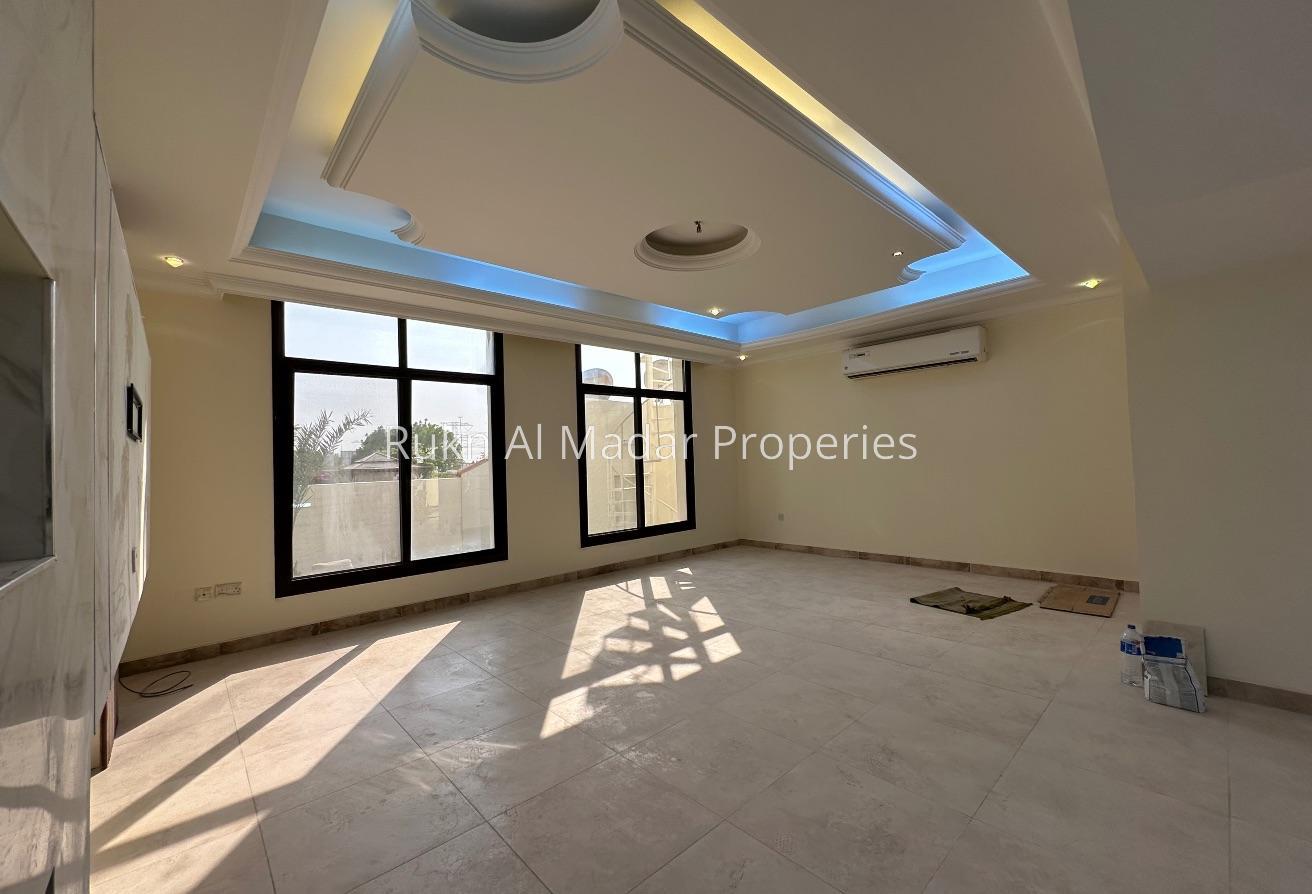 Specious Villa With Big Serivce Block photo 14