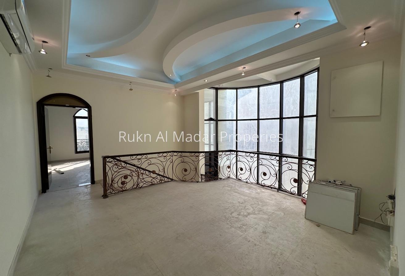 Specious Villa With Big Serivce Block photo 10