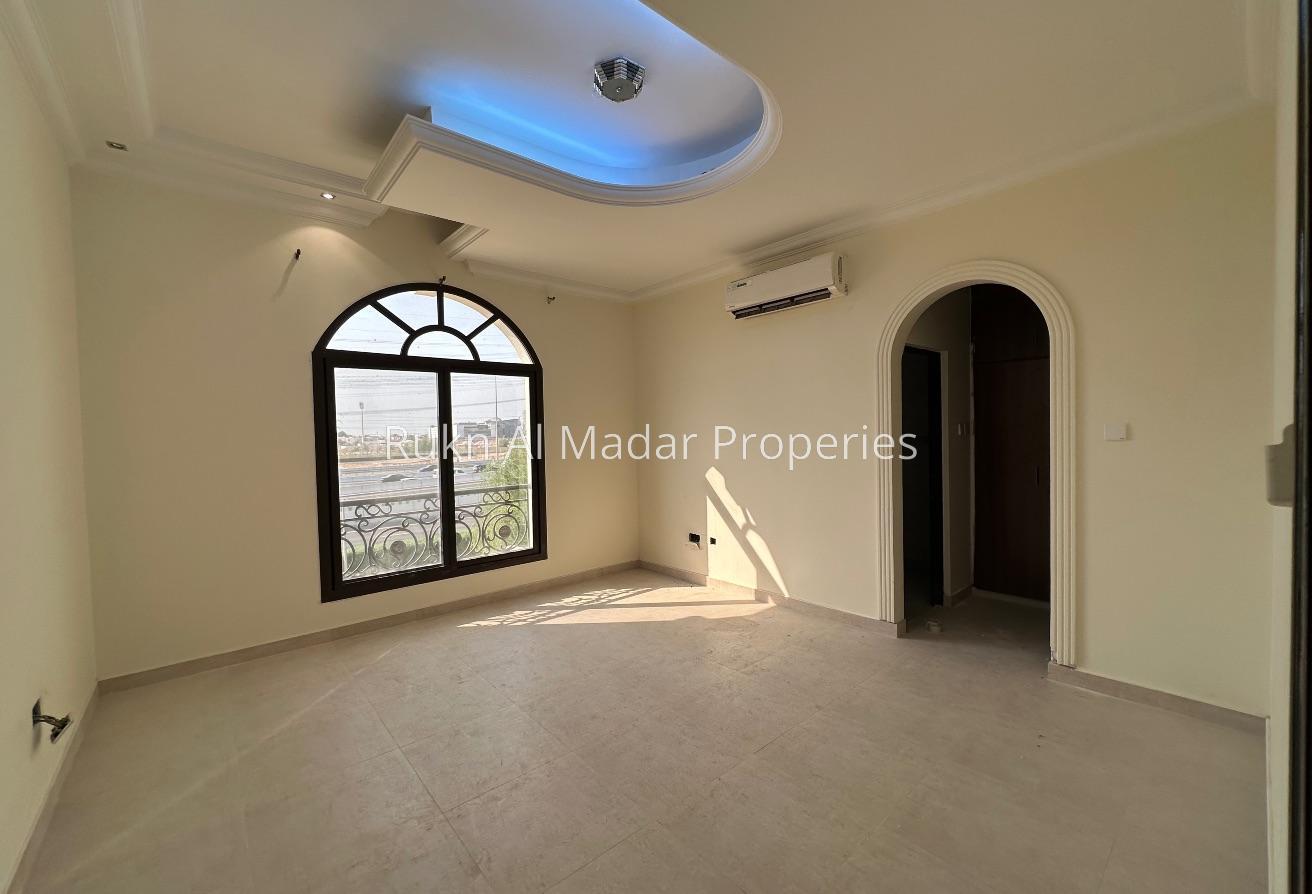 Specious Villa With Big Serivce Block photo 4