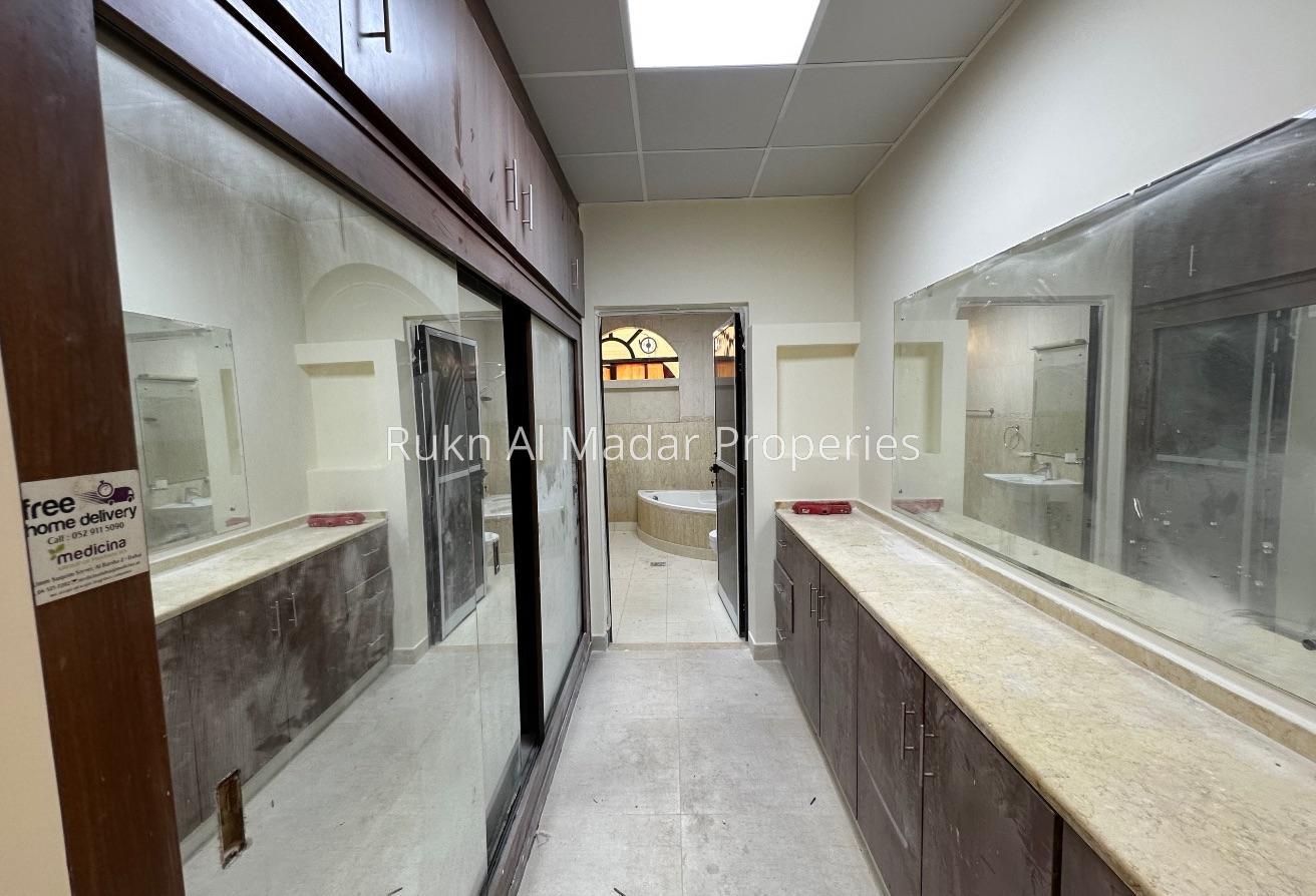 Specious Villa With Big Serivce Block photo 11