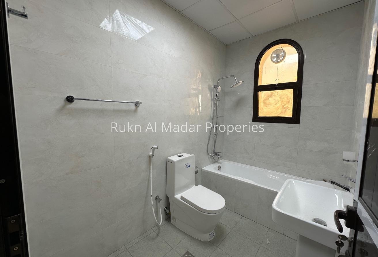 Specious Villa With Big Serivce Block photo 8