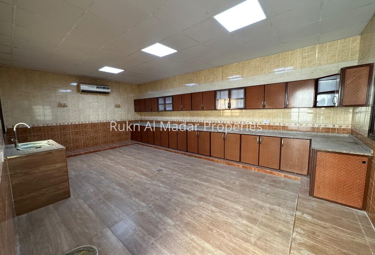 Specious Villa With Big Serivce Block photo 5