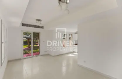 Villa - 2 Bedrooms - 3 Bathrooms for rent in Springs 11 - The Springs - Dubai