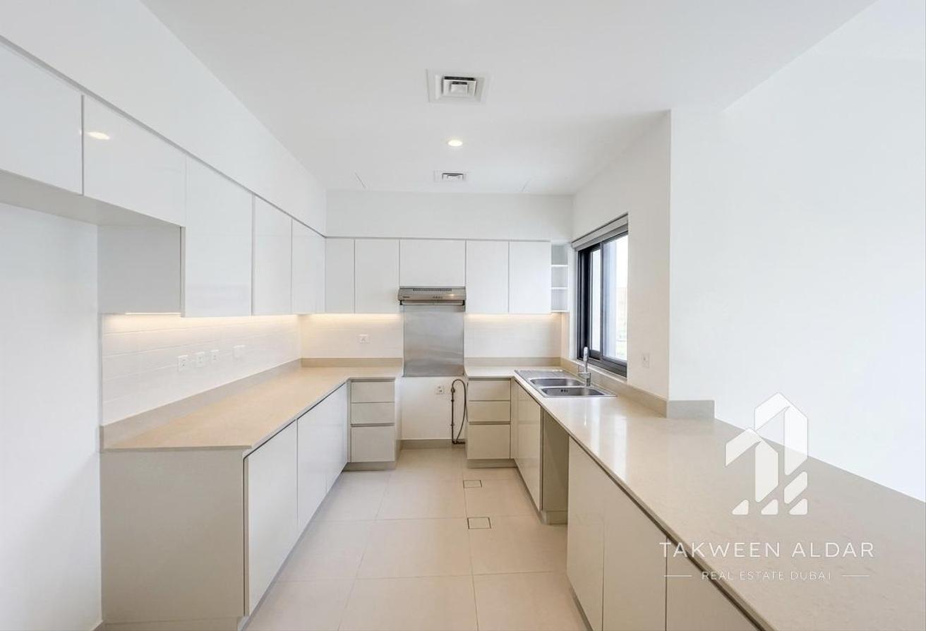 Corner Unit | Spacious Layout | Prime Location photo 4
