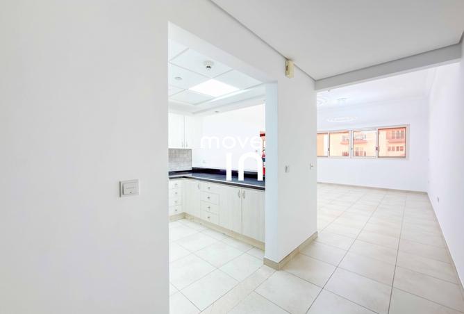 Well Maintained|Canal View|Huge Corner Unit|Balcony photo 3