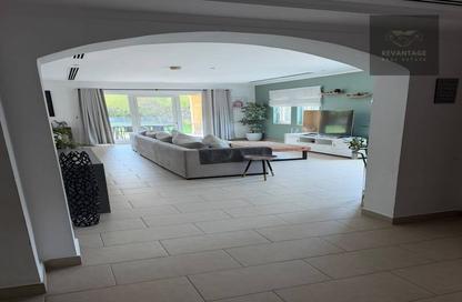 Villa - 4 Bedrooms - 5 Bathrooms for rent in District 7 - Jumeirah Park - Dubai