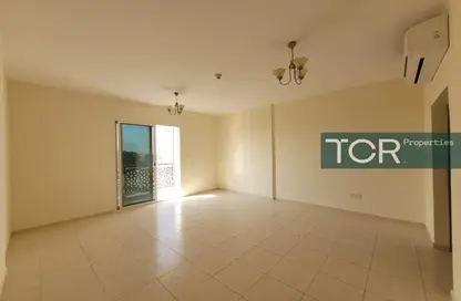 Apartment - 1 Bathroom for rent in Building IC1-EMR-26 - Emirates Cluster - International City - Dubai