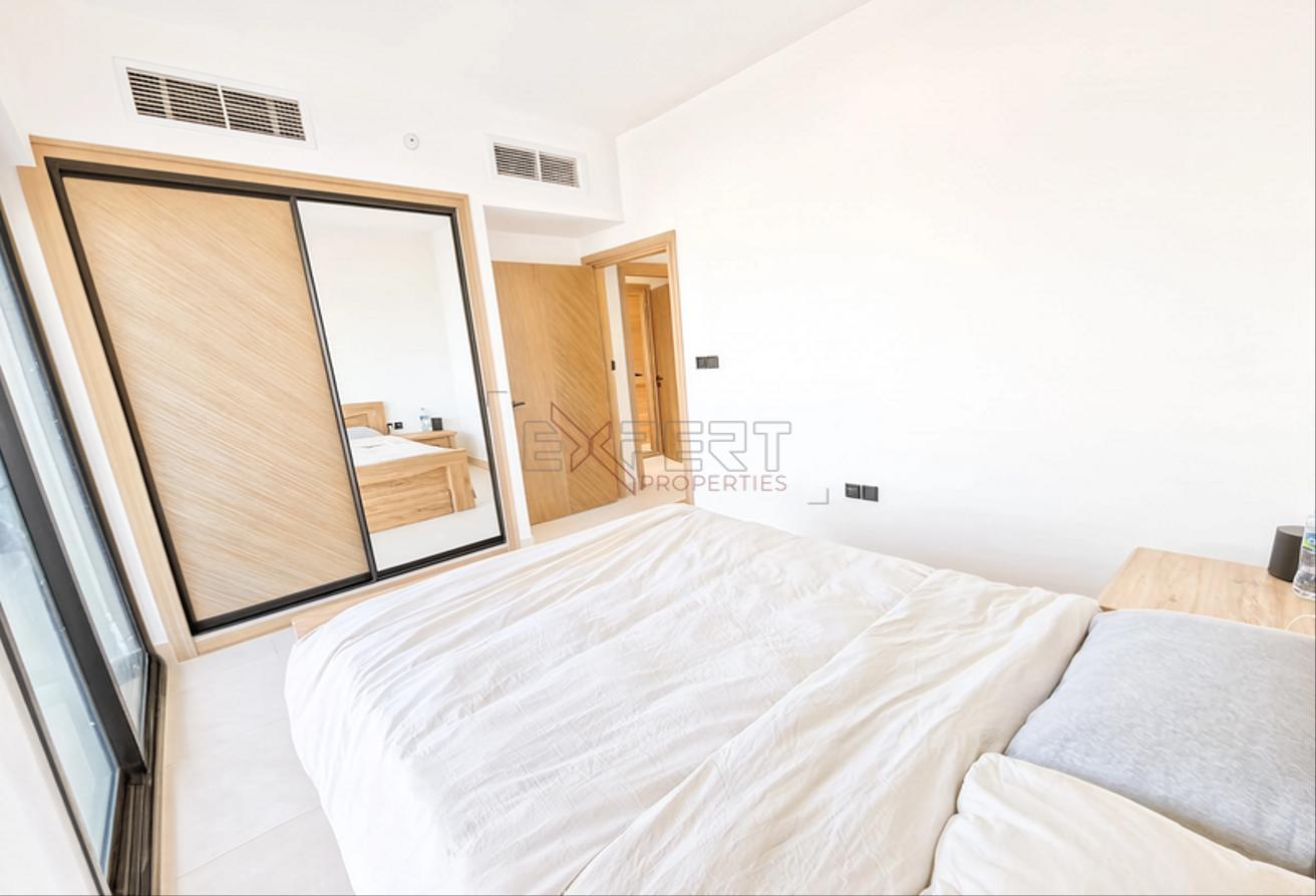 Burj Khalifa View | Luxury Furnished 3BR | Vacant photo 4