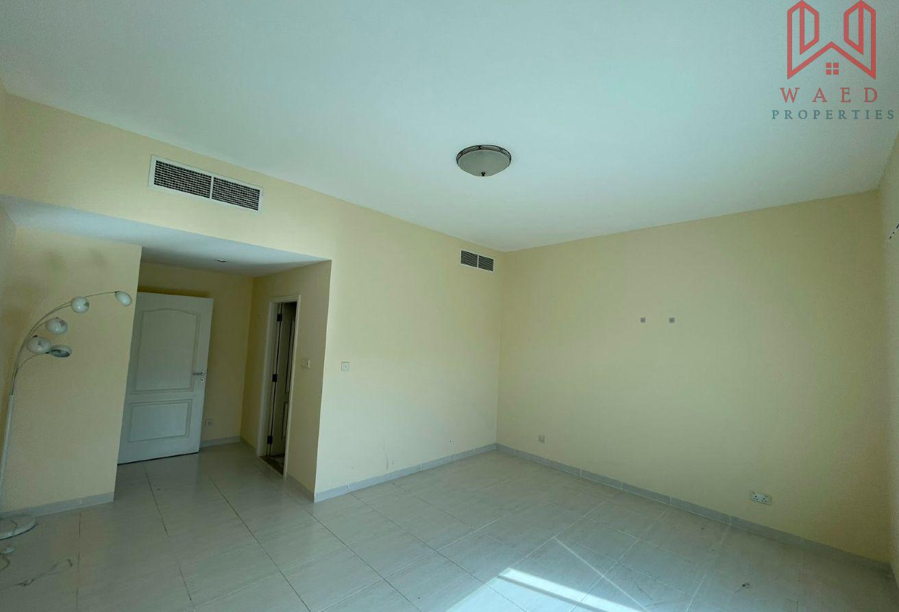 Ready to Move In |Prime Villa with Private Garden photo 5