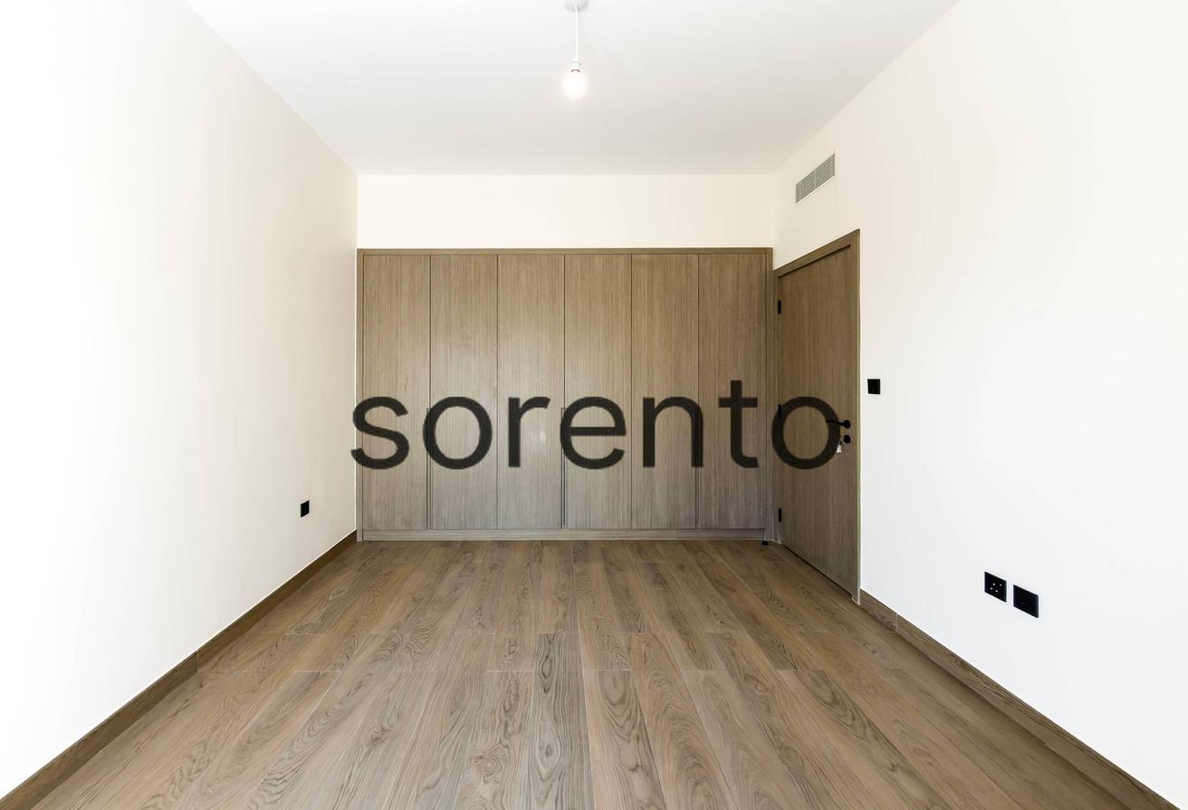 Single Row | 5 Bed Townhouse | End Unit photo 15