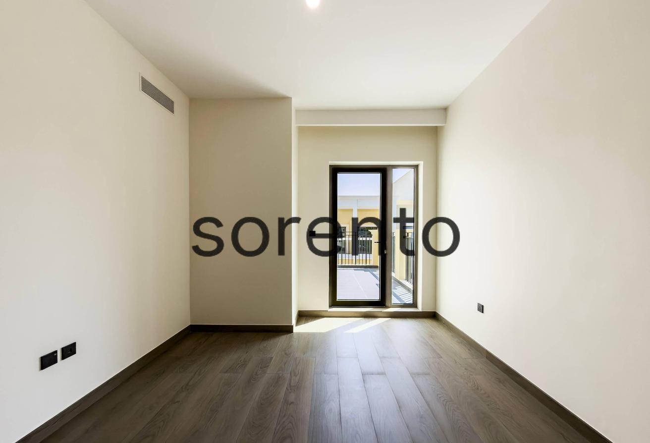 Single Row | 5 Bed Townhouse | End Unit photo 14