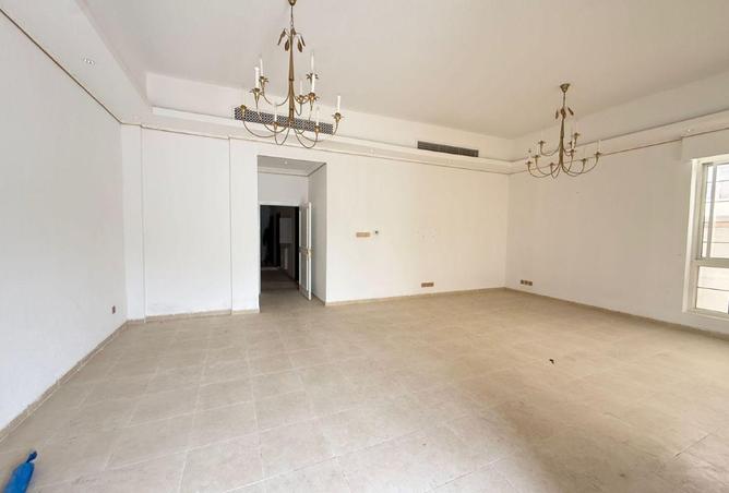 2OuA8HuF04W - Property Main Image