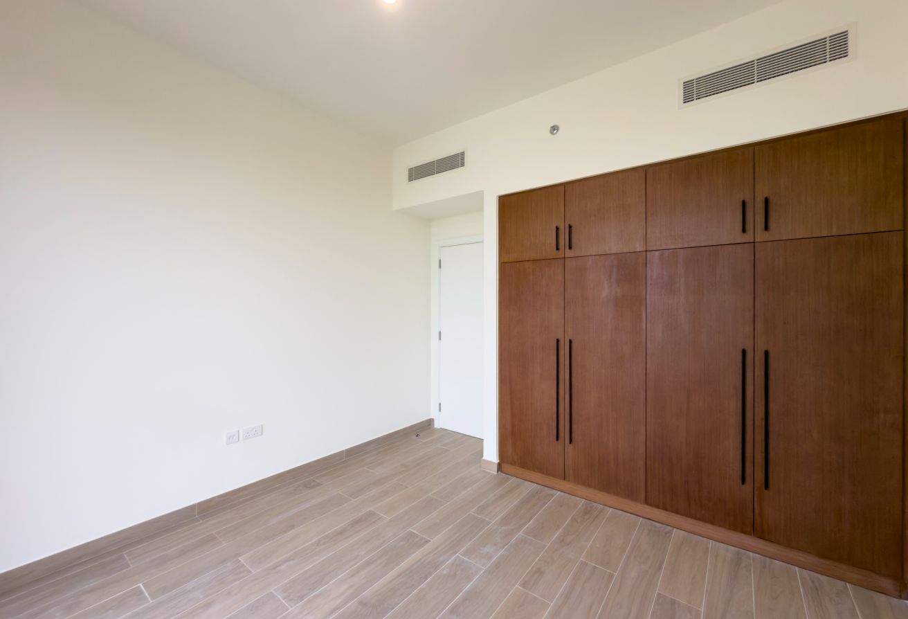 1 bedroom apartment in Holland Gardens, Town Square: 9