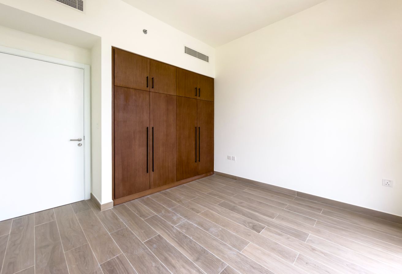 1 bedroom apartment in Holland Gardens, Town Square: 8
