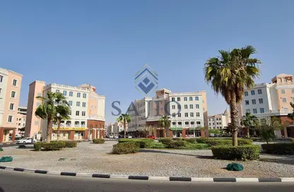 متجر - استوديو - 1 حمام للايجار في Y23 - طراز إنجليزي - المدينة العالمية - دبي
