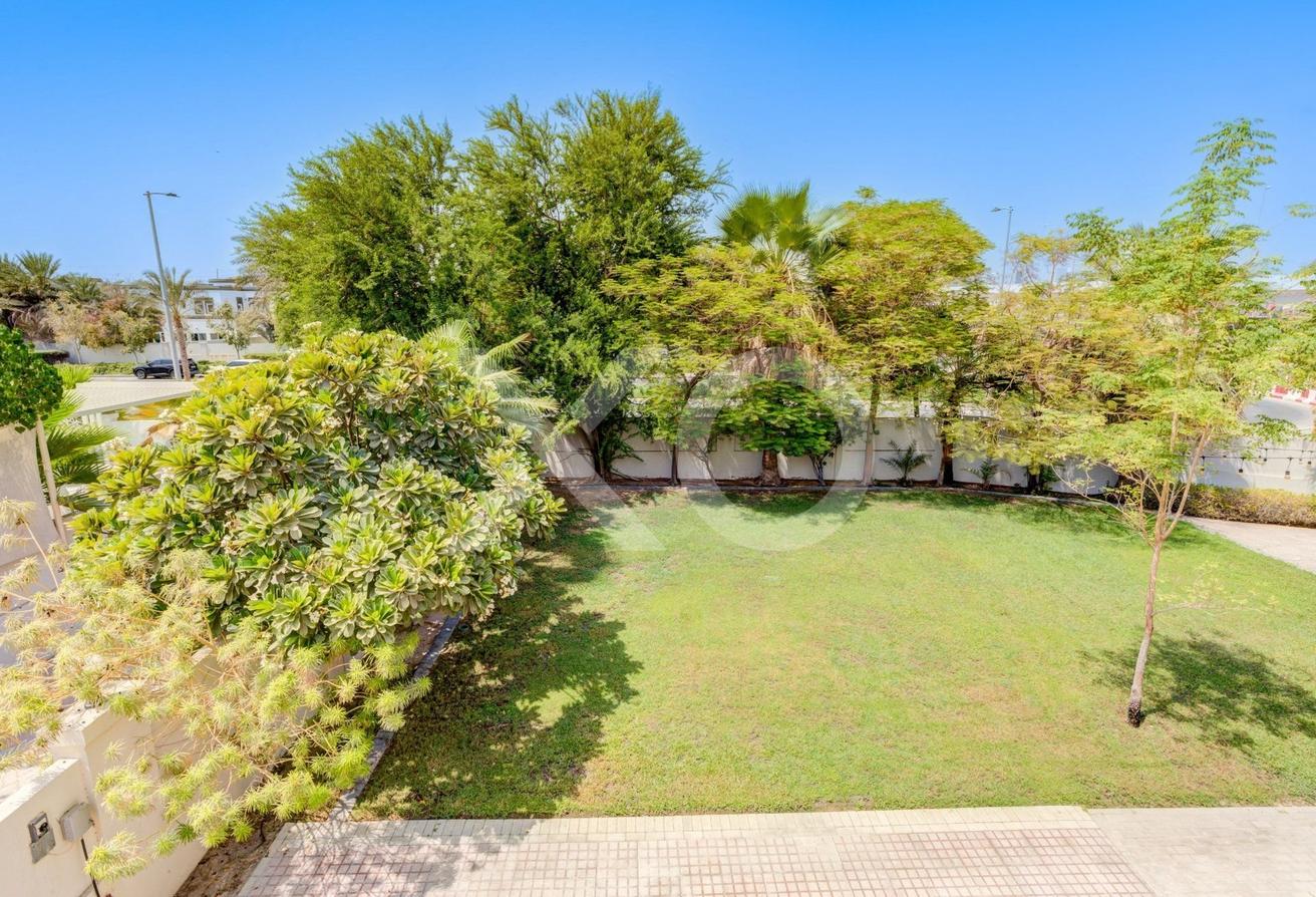 Huge Plot | Available Now | Corner Unit photo 2