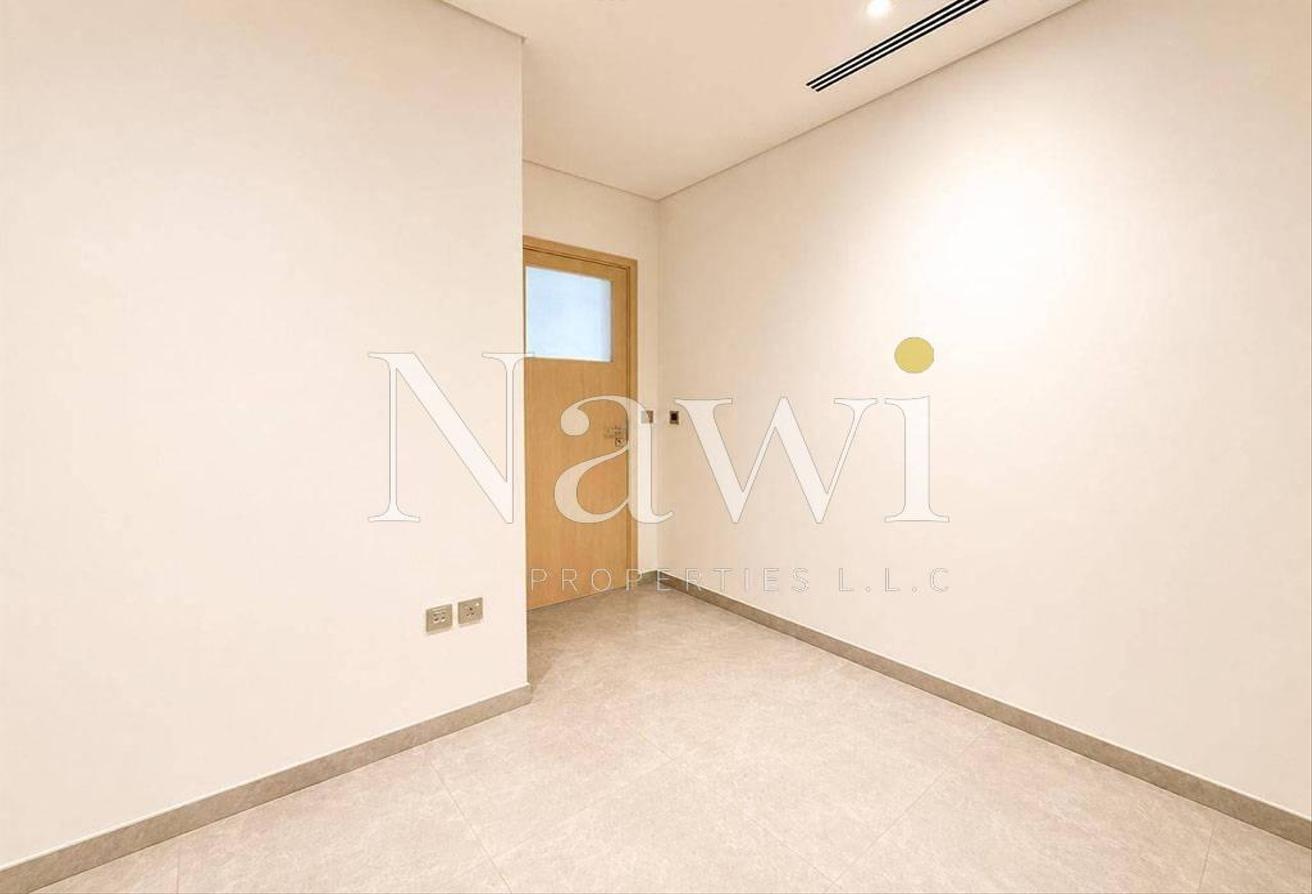 Spacious 3BR + Maid | Burj Khalifa & Canal Views photo 13