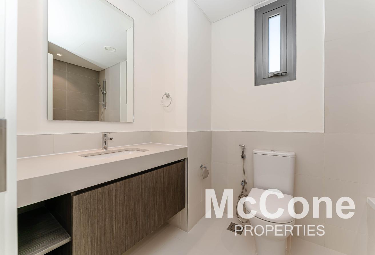 Family Size + Maids | Vacant | Golf Course View photo 17