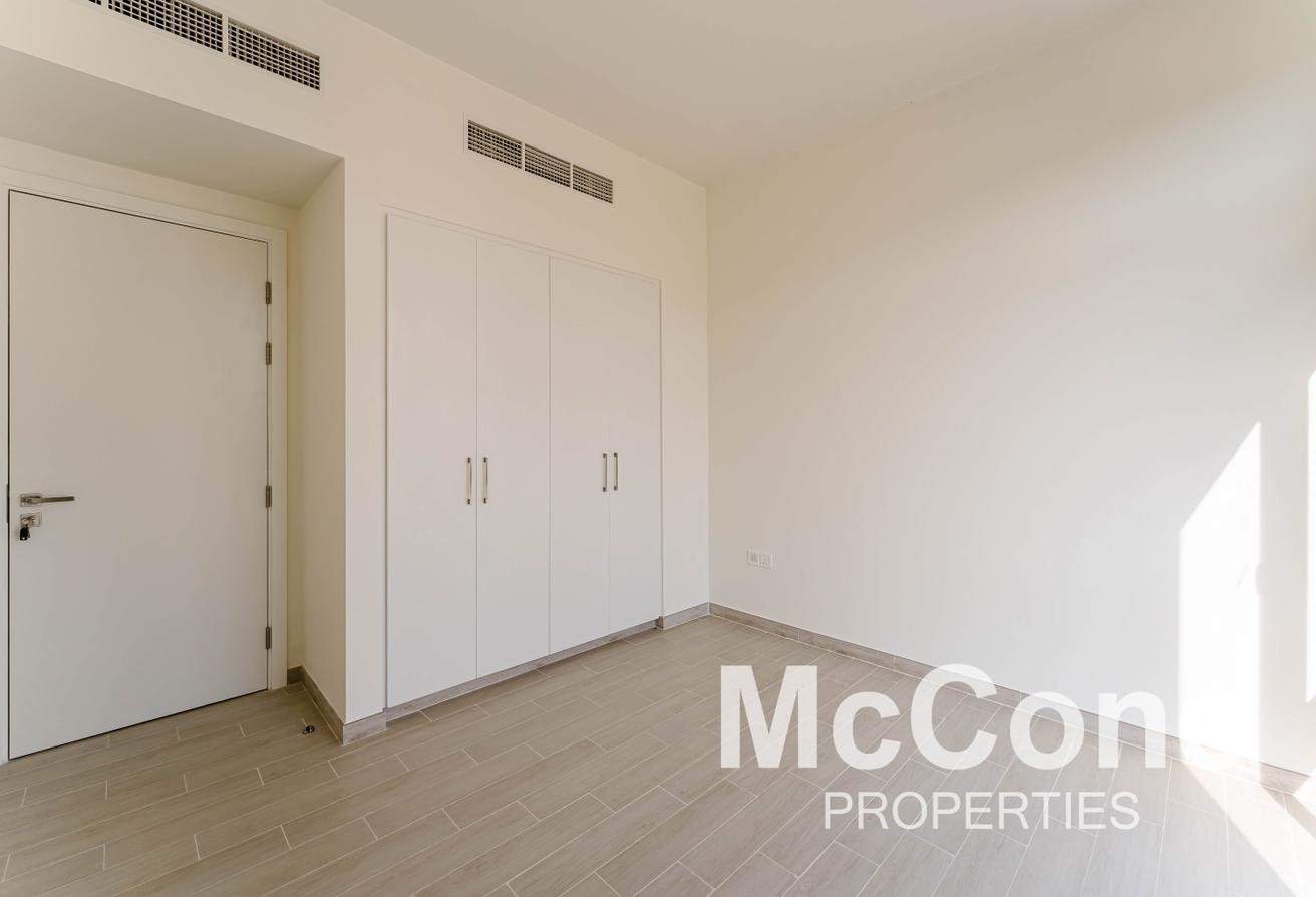 Family Size + Maids | Vacant | Golf Course View photo 13