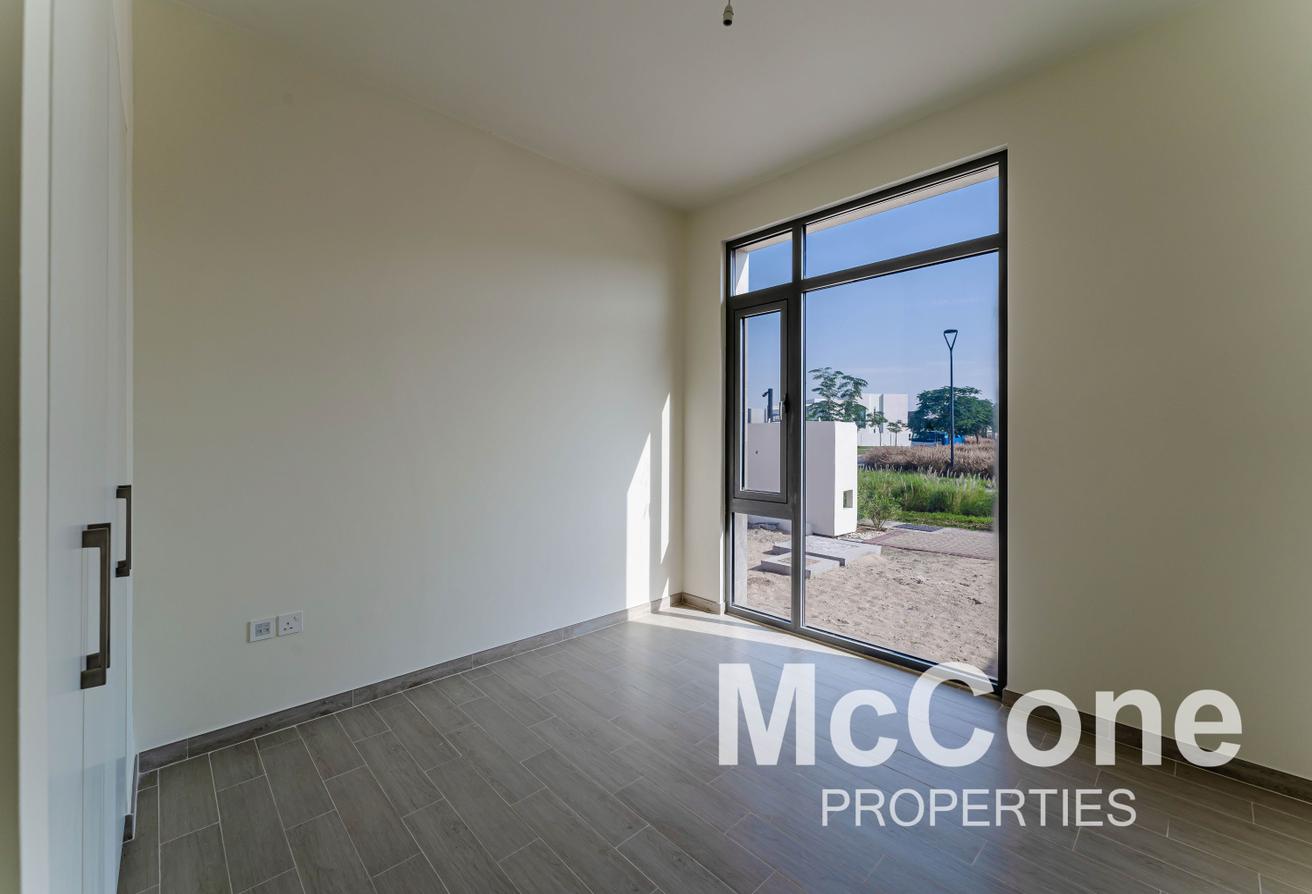 Family Size + Maids | Vacant | Golf Course View photo 8