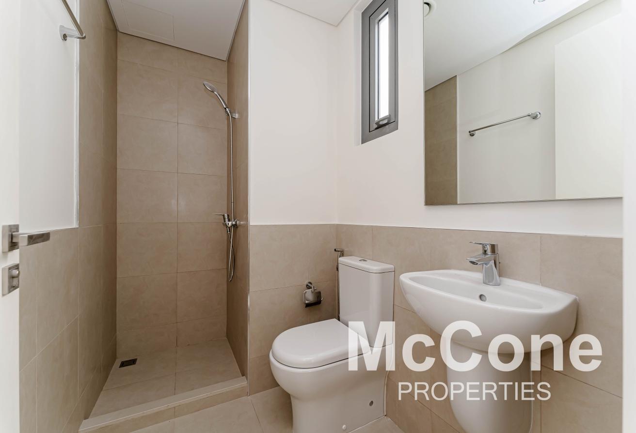 Family Size + Maids | Vacant | Golf Course View photo 16