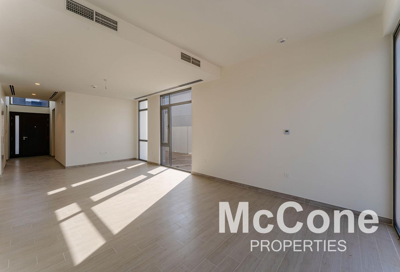 Family Size + Maids | Vacant | Golf Course View photo 4