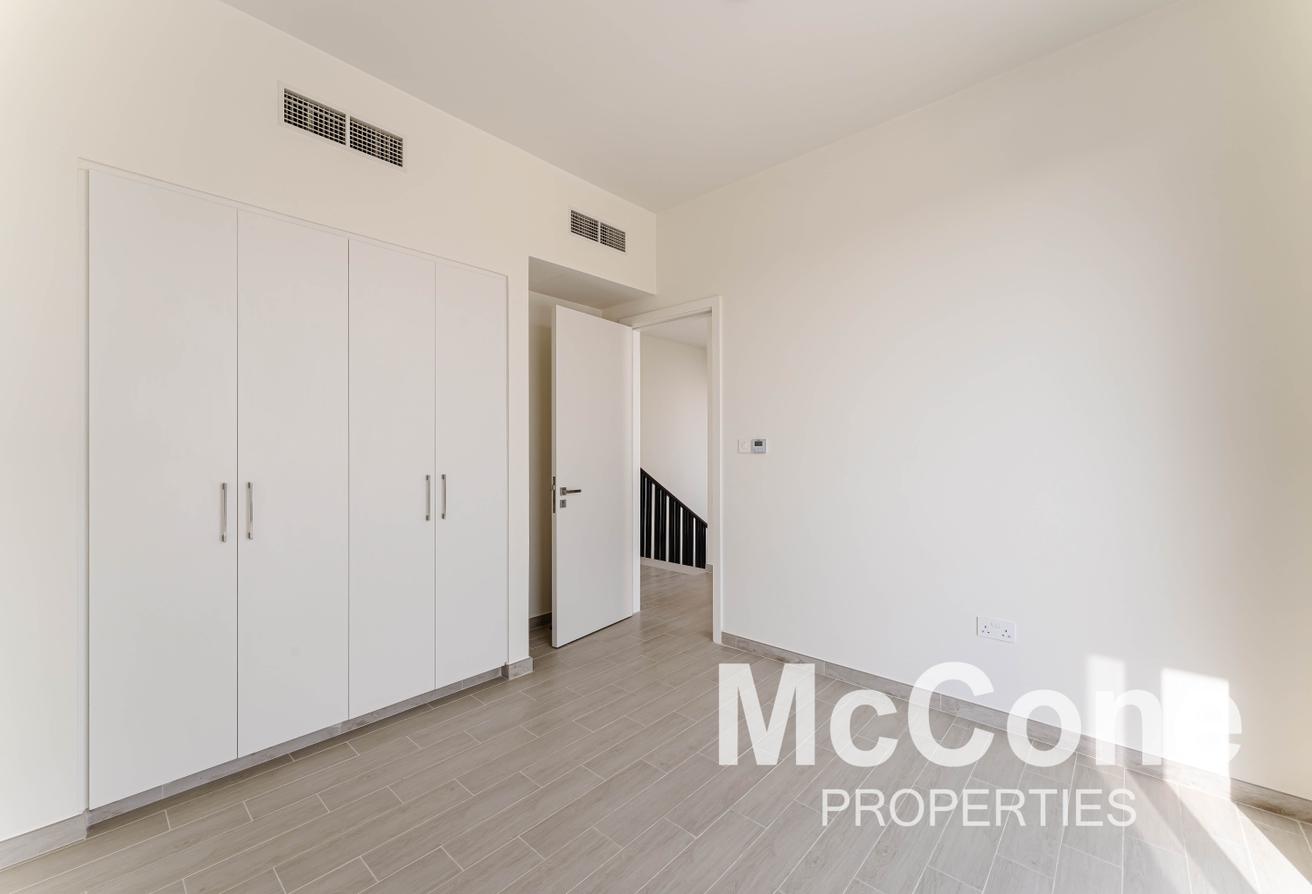 Family Size + Maids | Vacant | Golf Course View photo 11
