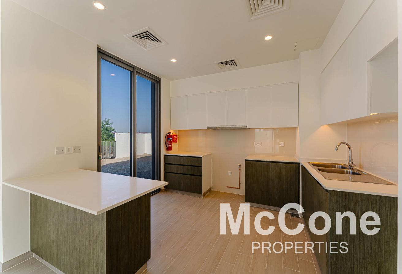 Family Size + Maids | Vacant | Golf Course View photo 6