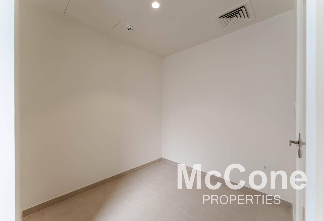 Family Size + Maids | Vacant | Golf Course View photo 14