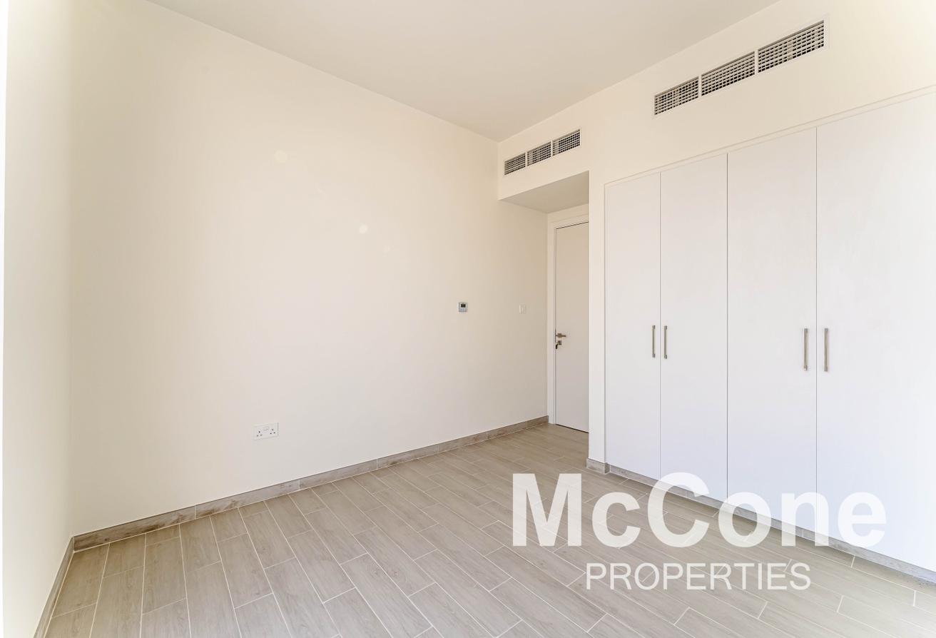 Family Size + Maids | Vacant | Golf Course View photo 12