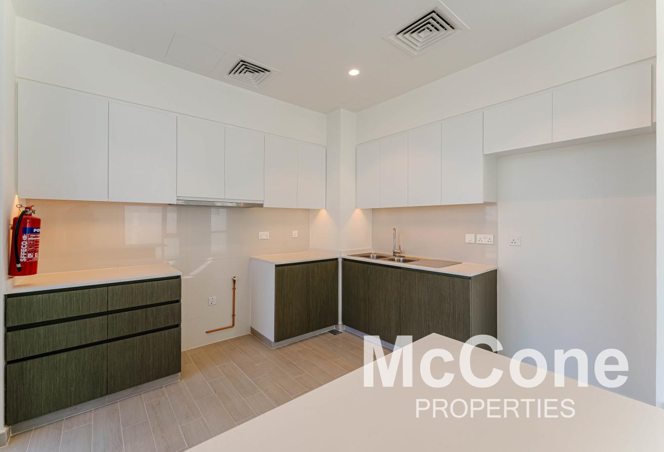 Family Size + Maids | Vacant | Golf Course View photo 5