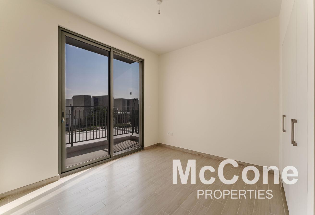 Family Size + Maids | Vacant | Golf Course View photo 10