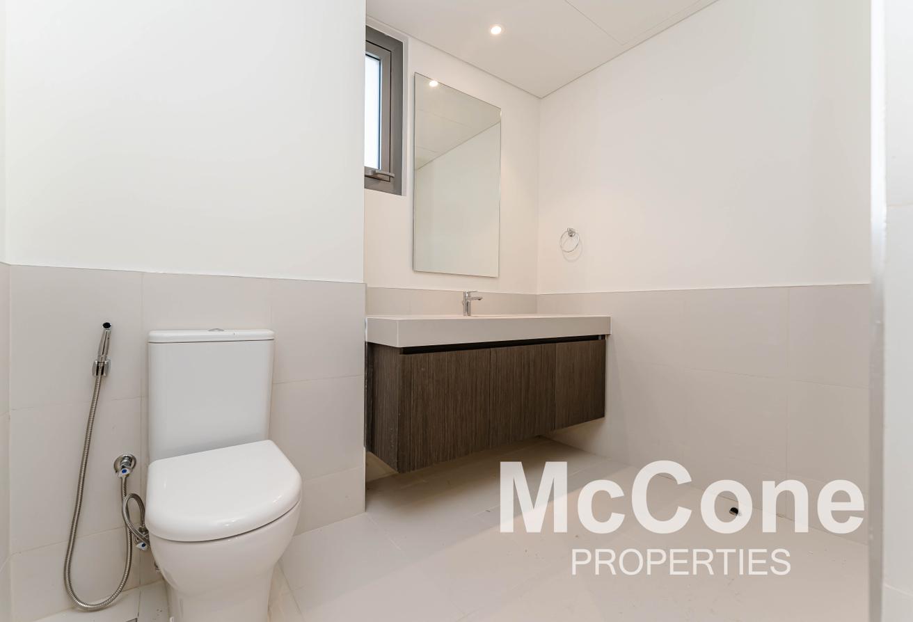 Family Size + Maids | Vacant | Golf Course View photo 18