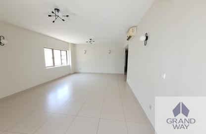 Apartment - 3 Bedrooms - 3 Bathrooms for rent in Dar Al Buteen 1 - Al Muraqqabat - Deira - Dubai
