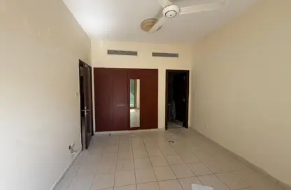 شقة - غرفة نوم - 2 حمامات للايجار في إس19 - طراز أسباني - المدينة العالمية - دبي