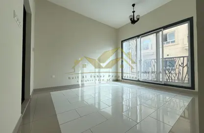 شقة - غرفة نوم - 2 حمامات للايجار في الرفاعة - بر دبي - دبي