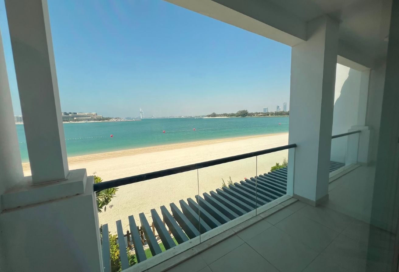 5BR TOWNHOUSE | PRIVATE GARDEN | BEACH ACCESS gallery image