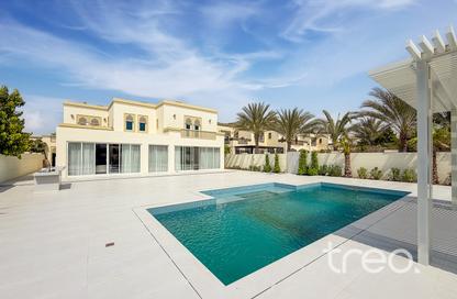 Villa - 5 Bedrooms - 6 Bathrooms for rent in District 1 - Jumeirah Park - Dubai