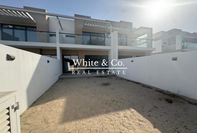 Middle Unit | Vacant | Spacious Living