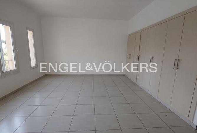 UNFURNISHED | WELL MAINTAINED | VACANT photo 2