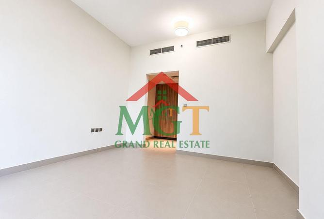 2BR Spacious | Vacant | Balcony photo 2