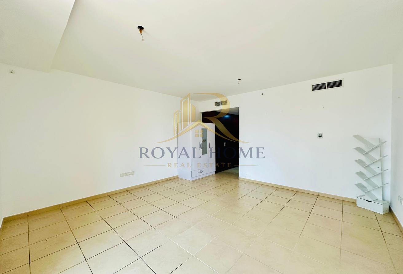 Spacious Apartment | Beach Access | Unfurnished photo 5