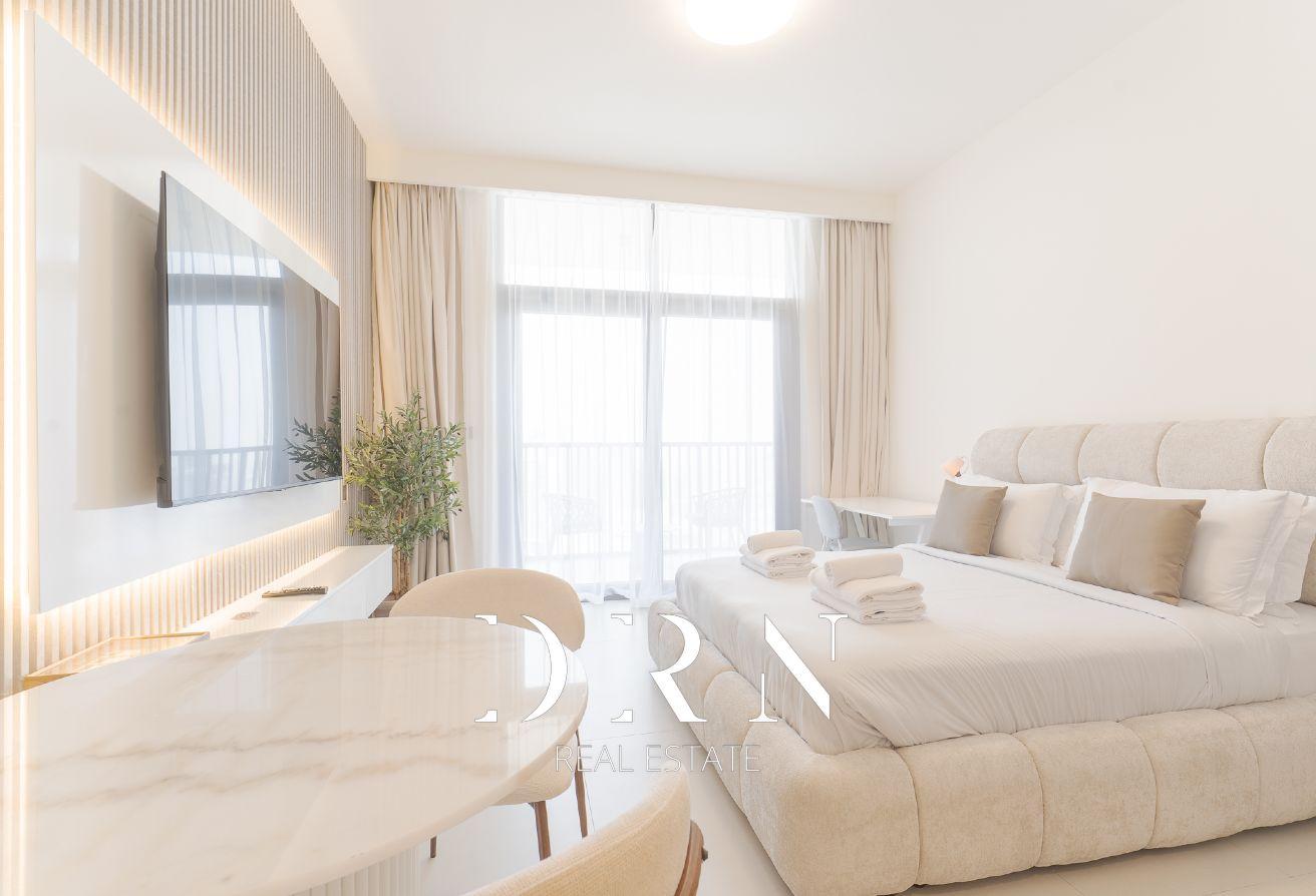 Elegant Studio | Upgraded | Furnished | Vacant photo 4