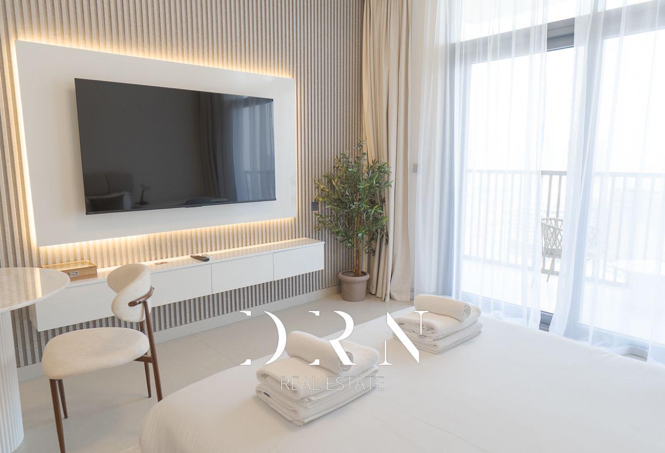 Elegant Studio | Upgraded | Furnished | Vacant photo 5