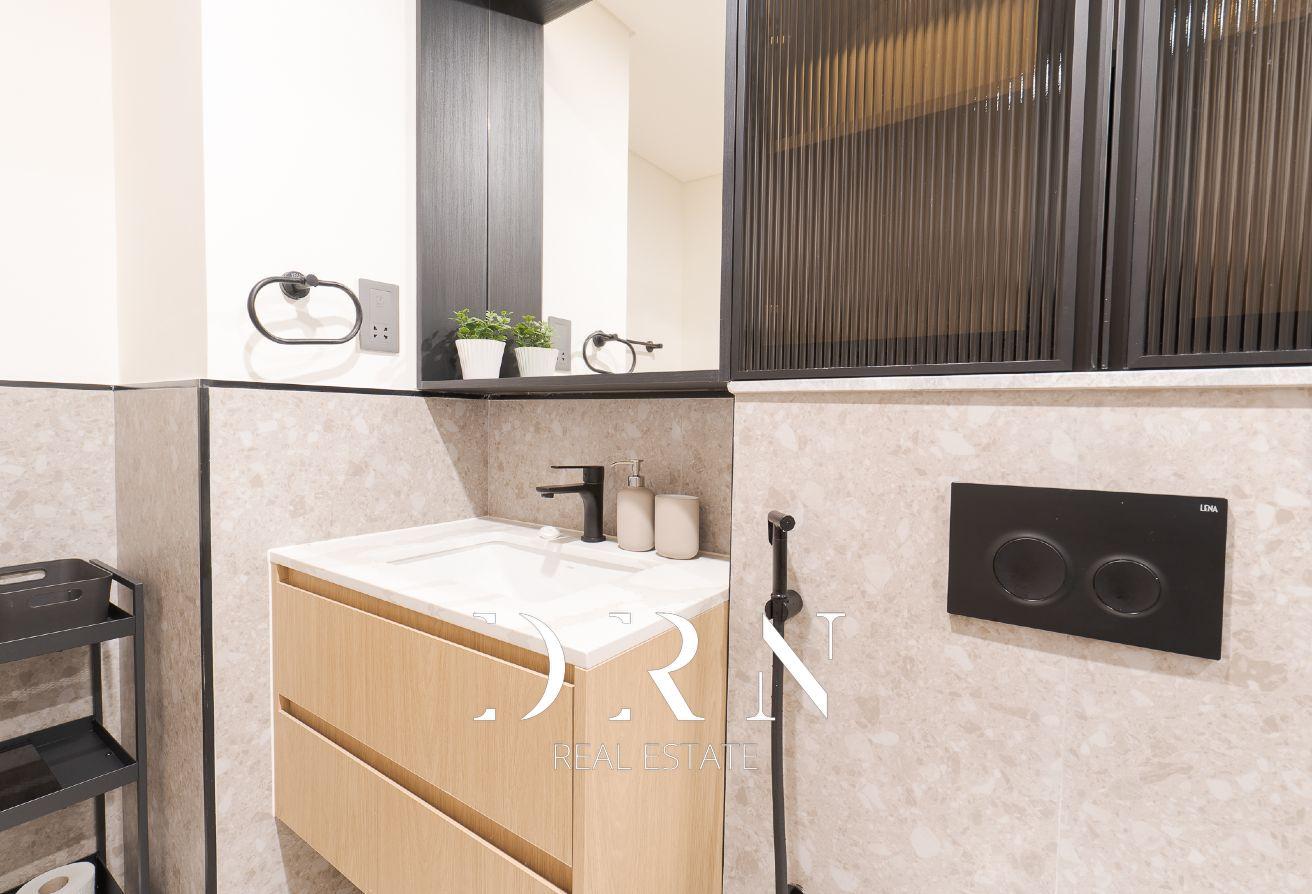 Elegant Studio | Upgraded | Furnished | Vacant photo 11