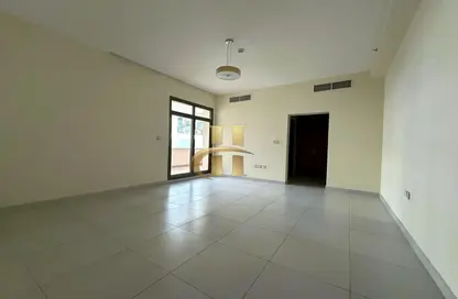 شقة - 2 غرف نوم - 3 حمامات للايجار في بناية الوليد - الضاحية 13 - قرية جميرا الدائرية - دبي