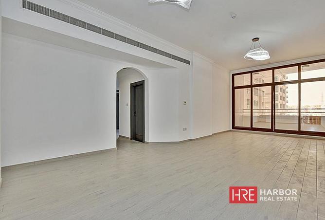 Spacious Layout | Private Balcony | Closed Kitchen photo 2