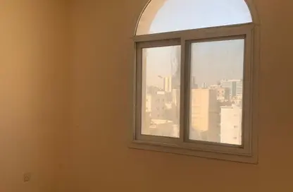 شقة - 2 غرف نوم - 2 حمامات للايجار في بناء النباعة - النبعة - الشرق - الشارقة